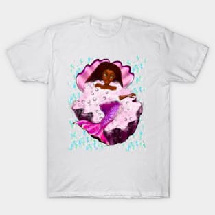 Mermaid spa day in Oyster clam shell 2 - Black anime mermaid in bubble bath. Pretty black girl with Afro hair, green eyes, Cherry pink lips and dark brown skin. Hair love ! T-Shirt